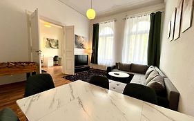 Direkt an der Arena, Waldstraße
